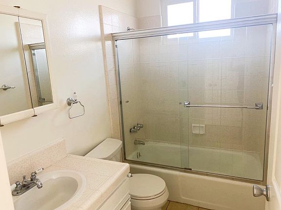 3rd image of 319 Richmond St APT D