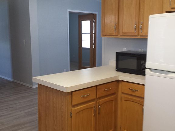 4th image of 905 Maple Dr
