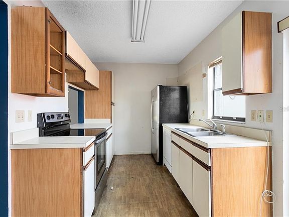 3rd image of 1621 Little River Dr #11