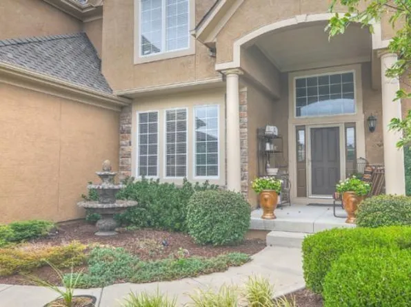 16118 S Locust St, Olathe, KS 66062