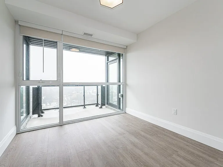 460 Columbia St W — Photo 85