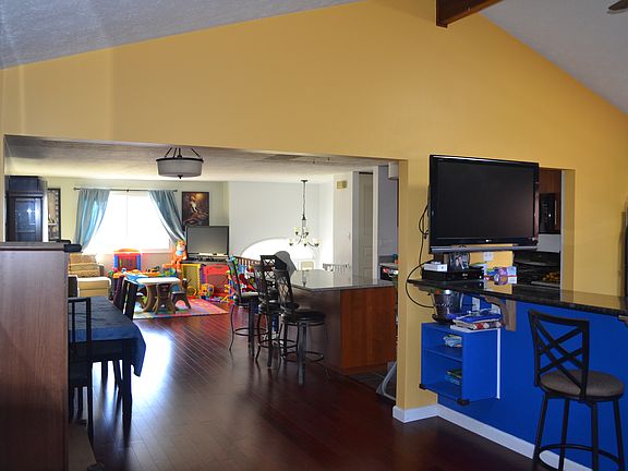 3rd image of 1024 Barnsley Dr