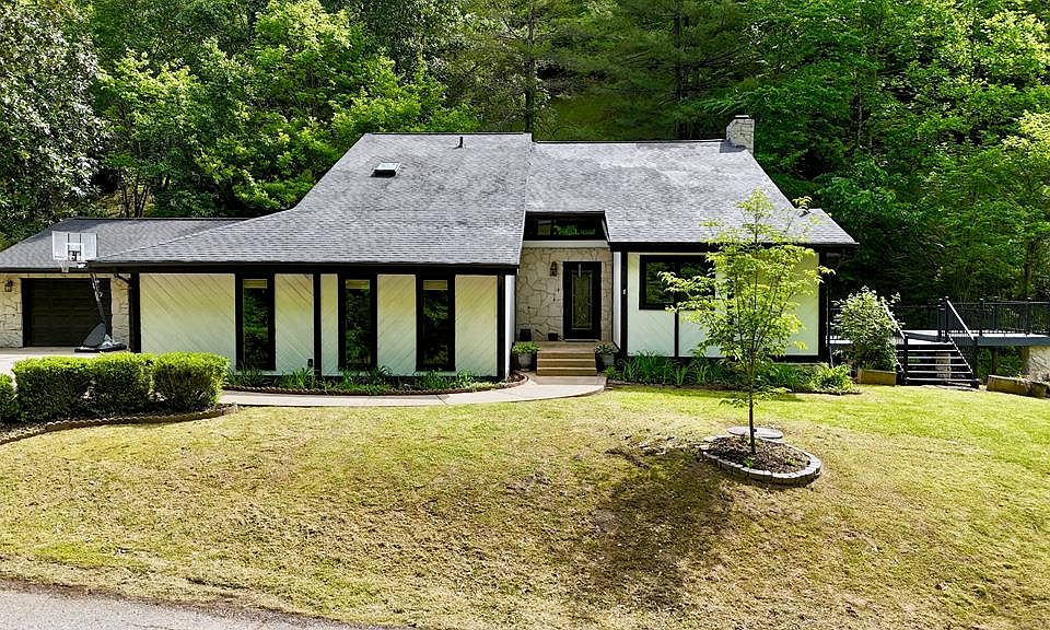 1st image of 260 Sharon Hts