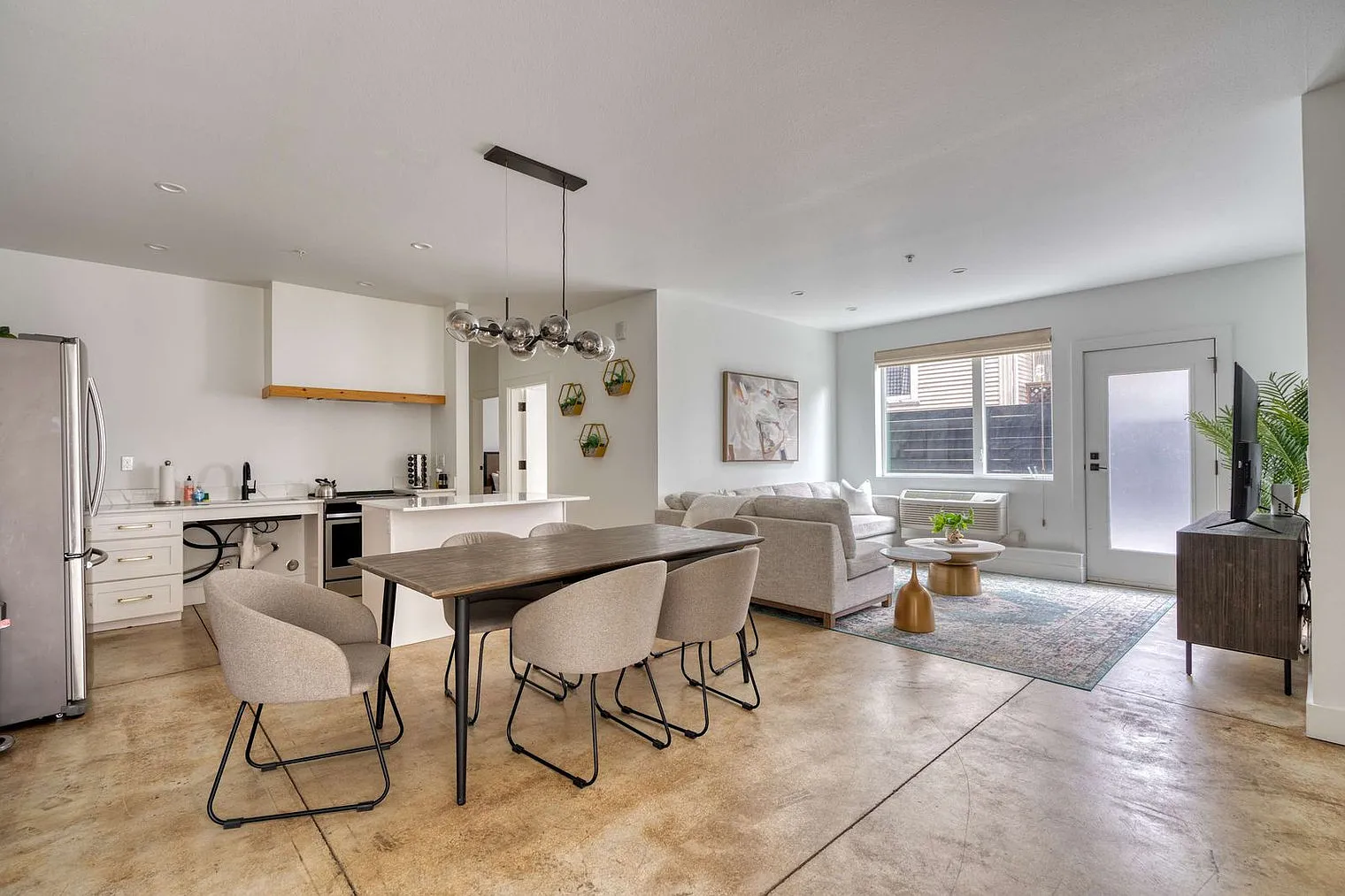 3 bed, 2.0 bath, 1173 sqft, $5,636 — Photo 4