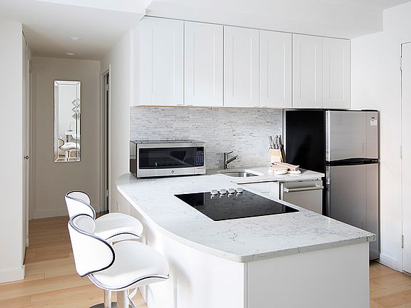 4th image of 150 W 51st St APT 1514