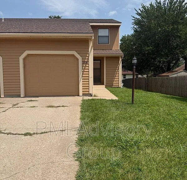 2816 SW Westport Plaza Dr — Photo 1