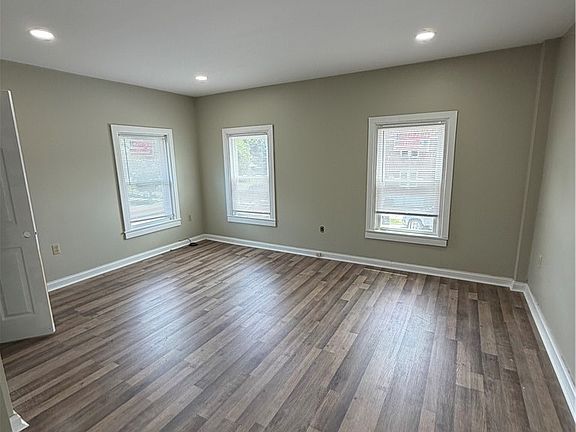 5th image of 470 W 1st St