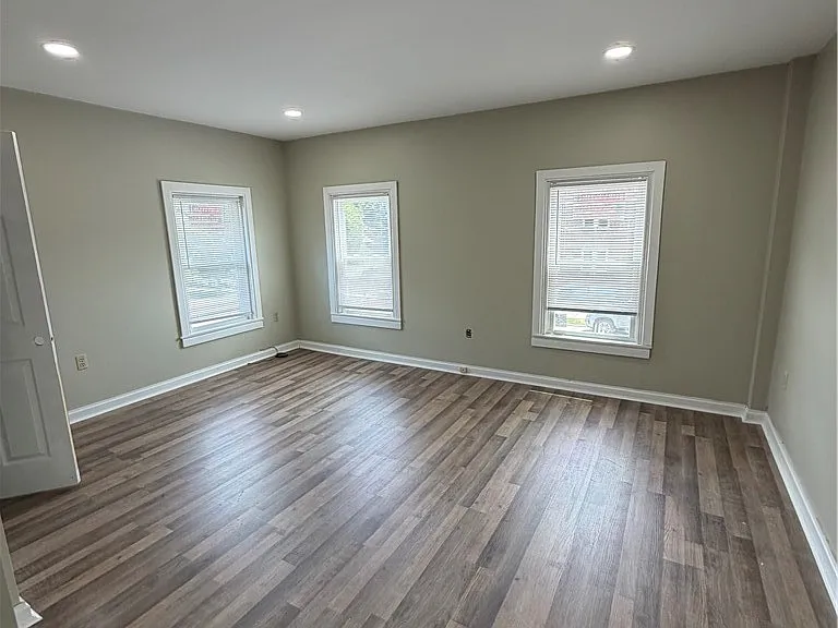 470 W 1st St — Photo 5