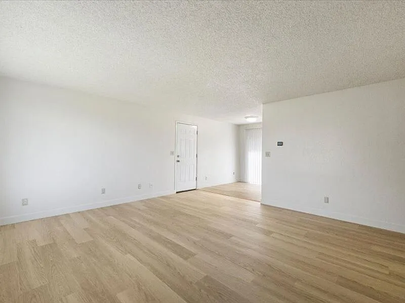 3 bed, 1.0 bath, 1008 sqft, $2,100 — Photo 3