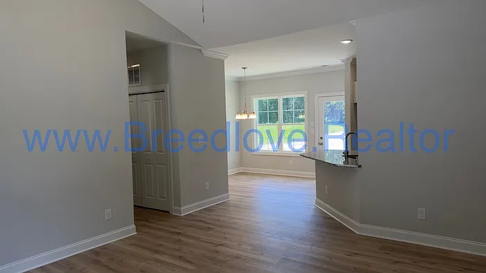 3 bed, 2.0 bath, 1370 sqft, $2,100 — Photo 3