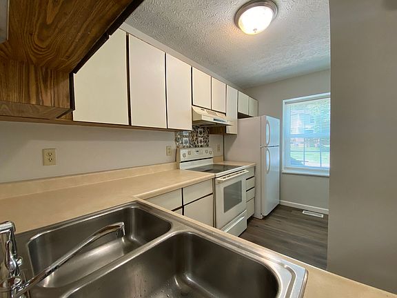 4th image of 2412 S Brittany Ln