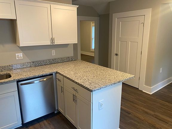 Kitchen w/ Countertop Bar