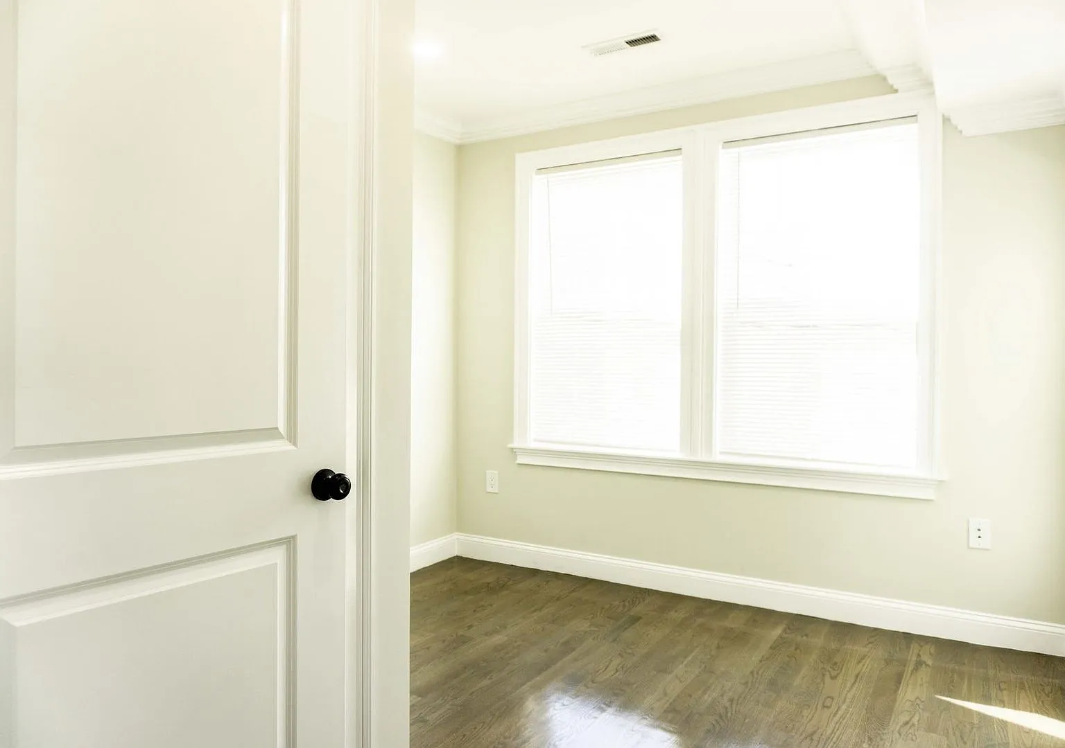 Charming 2 Bedroom -No Broker Fees — Photo 4