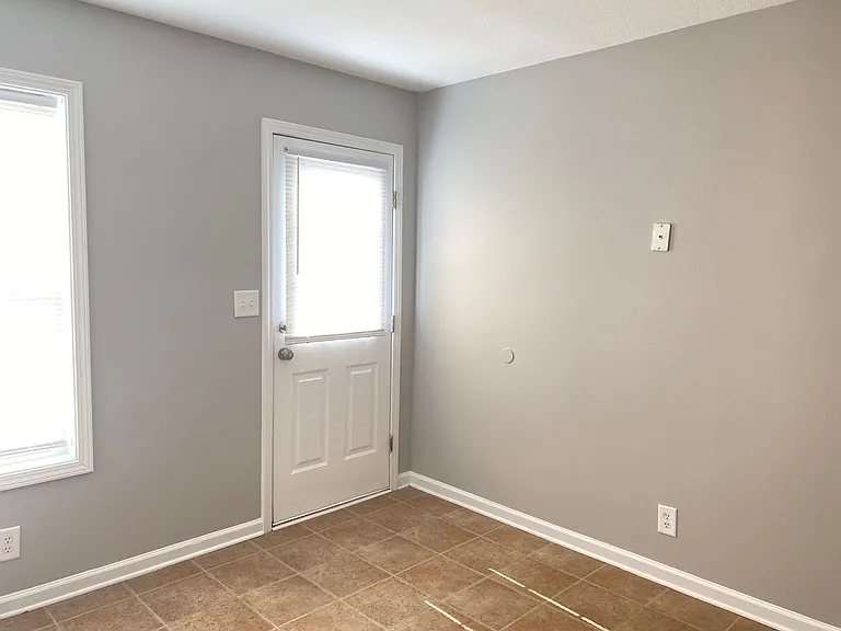 944 Kingsbury Dr — Photo 8