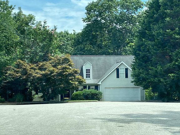 3rd image of 964 Charleston Ct