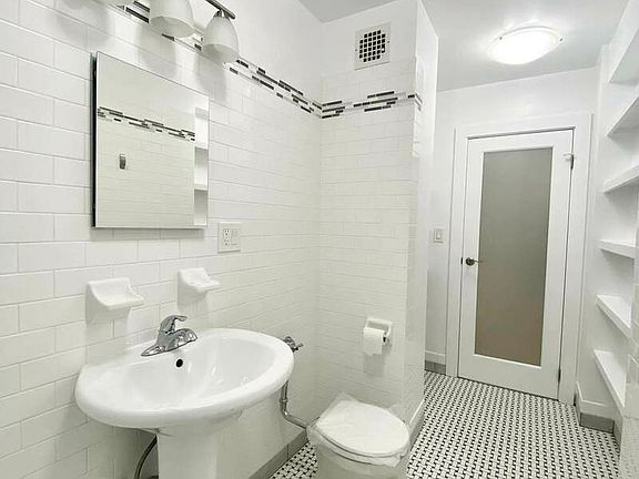 5th image of 3225 Johnson Ave #33D