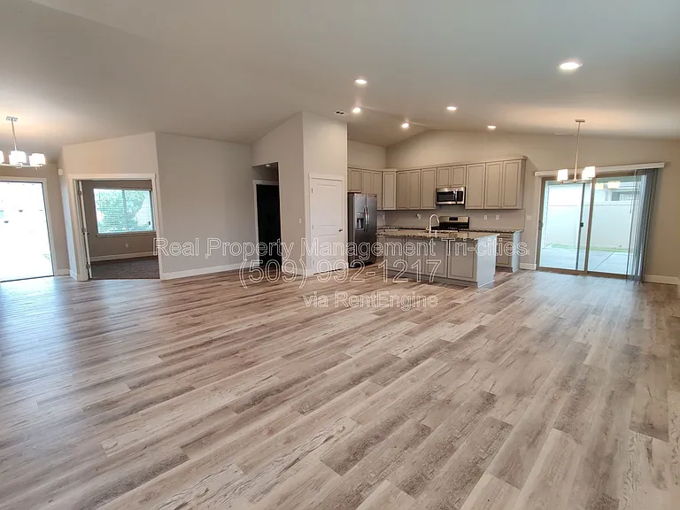 8209 Coldwater Dr — Photo 2