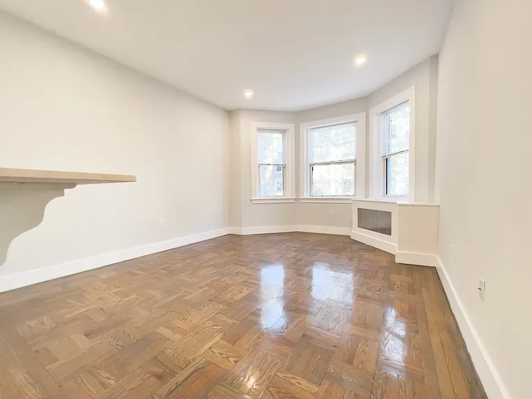 32 Queensberry St #7 — Photo 6