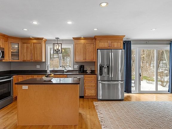4th image of 60 Stanford Dr