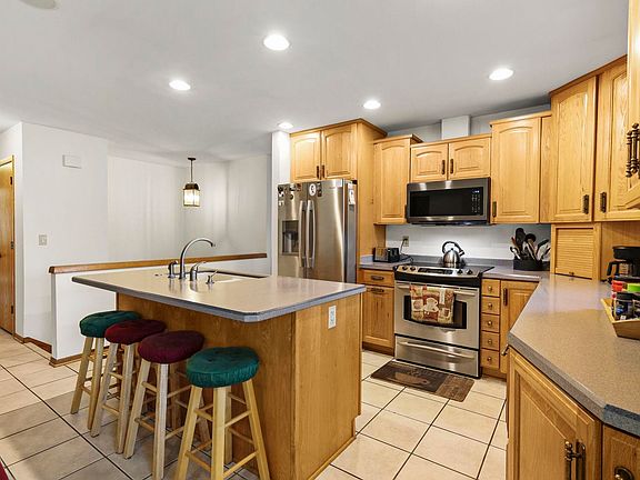 3rd image of 216 Shady Oak Ct
