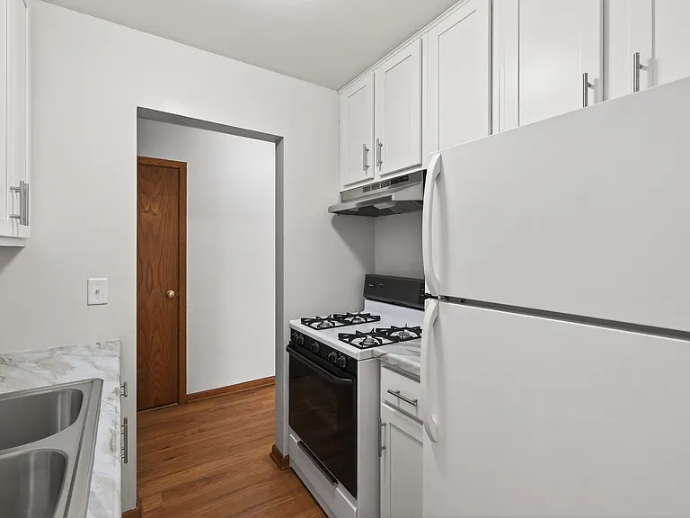 Lynn Plaza Apartments — Photo 12