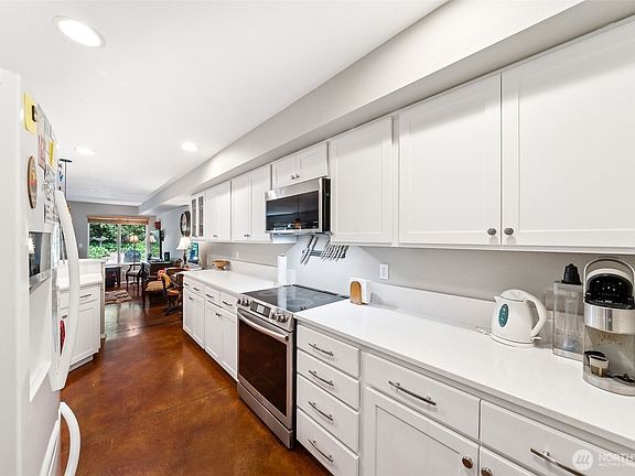 4th image of 1415 32nd Street Ct NW