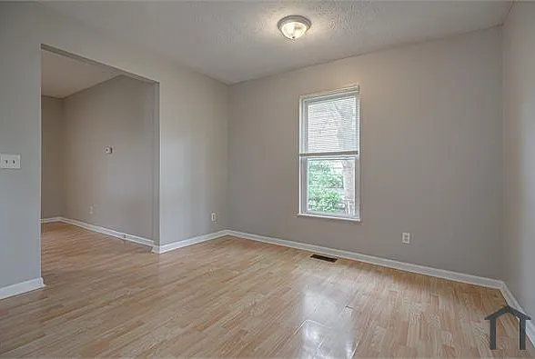1915 Woodlawn Ave — Photo 7