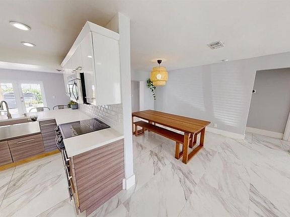 3rd image of 567 S Crescent Dr