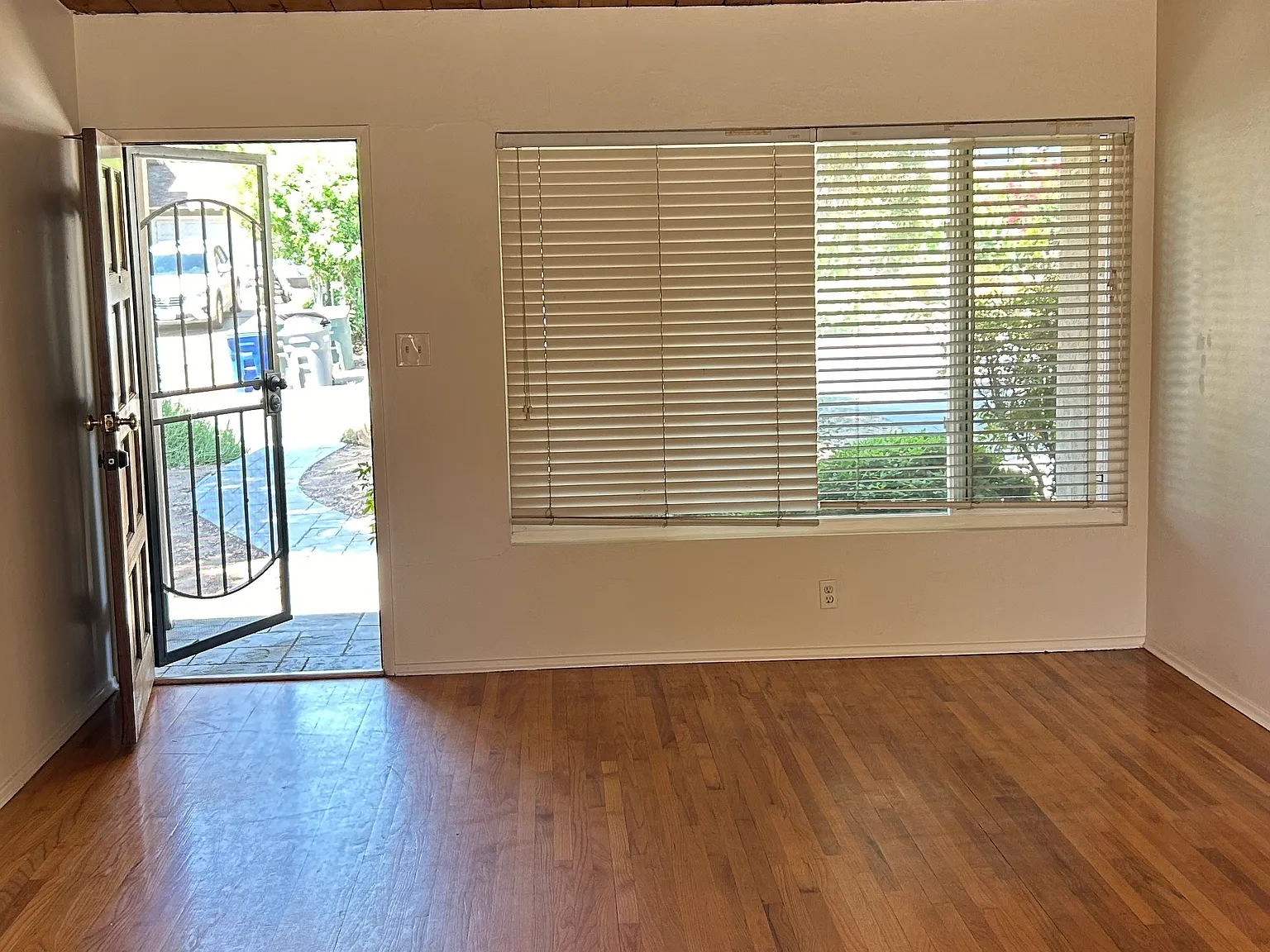 3 bed, 1014 sqft, $3,400 — Photo 3