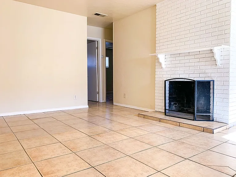 Spacious 2 Bedroom Apartment with Fireplace — Photo 11