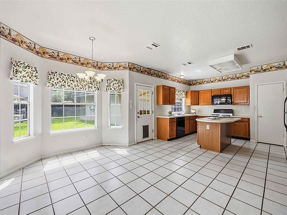 5th image of 206 Scarlet Maple Dr