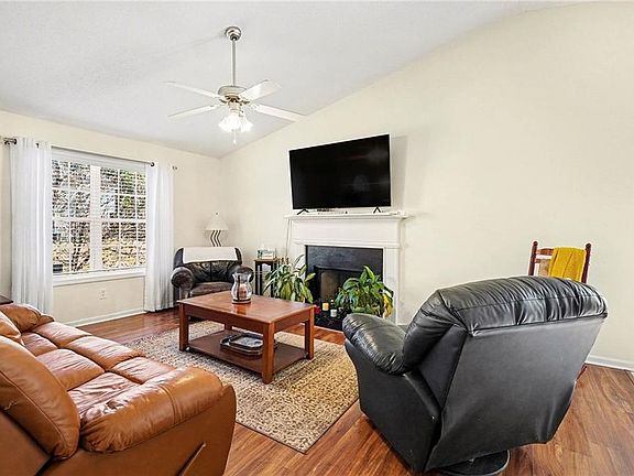 3rd image of 100 Hunter Pl