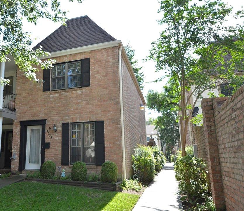 WELCOME HOME TO 1339 COUNTRY PLACE! END UNIT FEATURING A SPLIT PLAN WITH 2 PRIMARY BEDROOMS AND A FIREPLACE.
