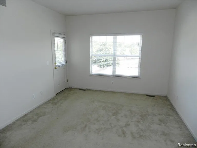 41576 Hamlet Ln — Photo 8