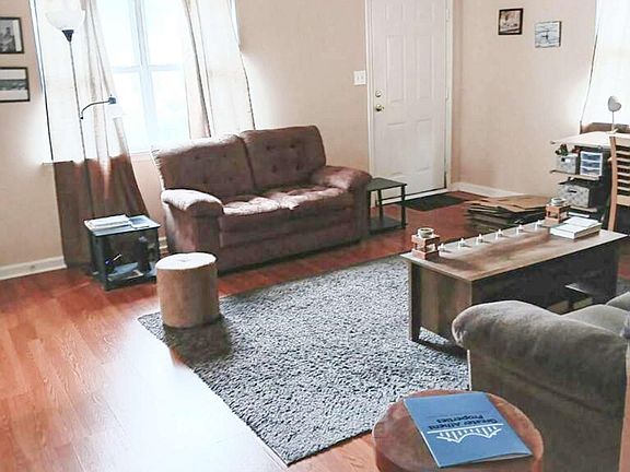 3rd image of 440 Hollow Ridge Dr