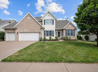5121 Lockwood Dr, Bettendorf, IA 52722