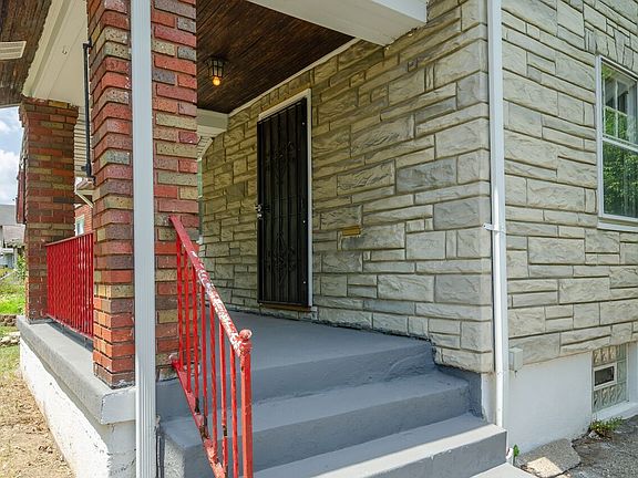 2nd image of 1954 Avonlea Ave
