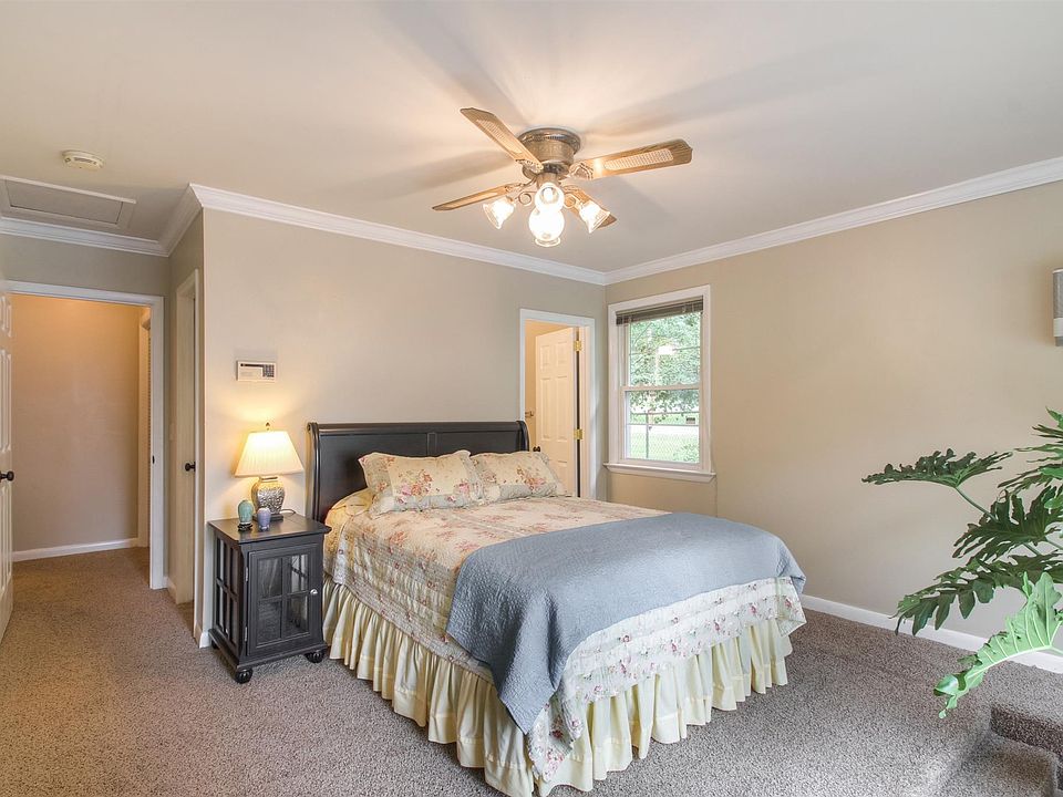 2nd image of 301 Emery Dr