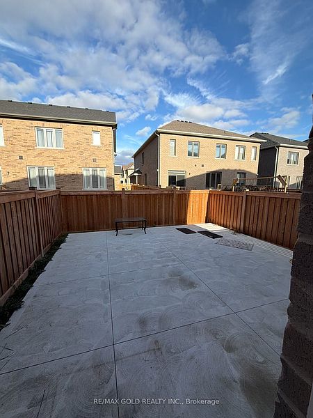 Brampton House for rent - 4 Bedrooms — photo 10