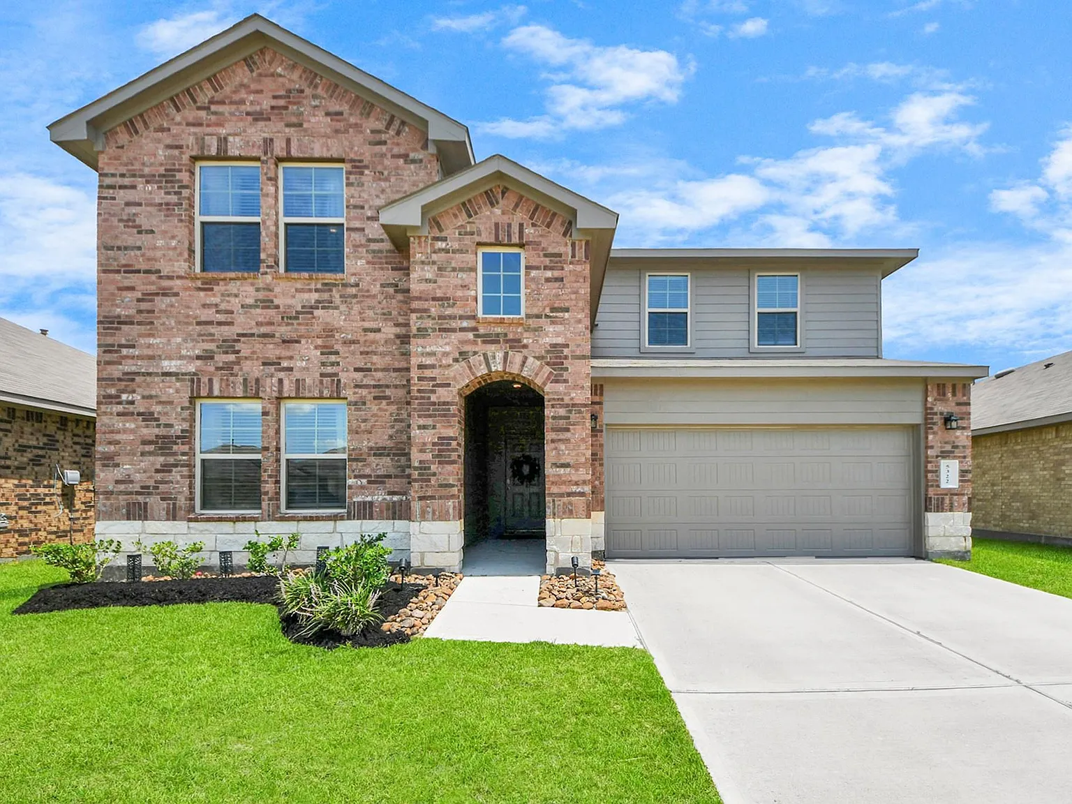 4 bed, 3.0 bath, 2720 sqft, $2,500 — Photo 1