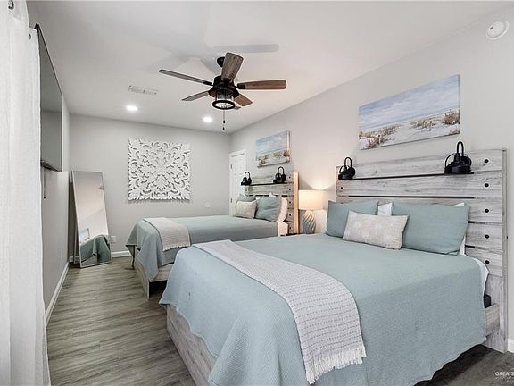 5th image of 130 E Capricorn St E