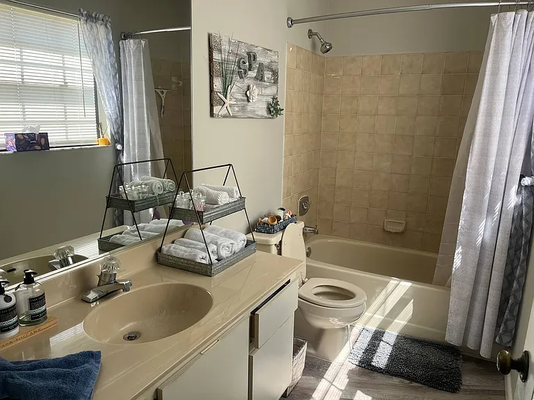 NE Collins Cir — Photo 11