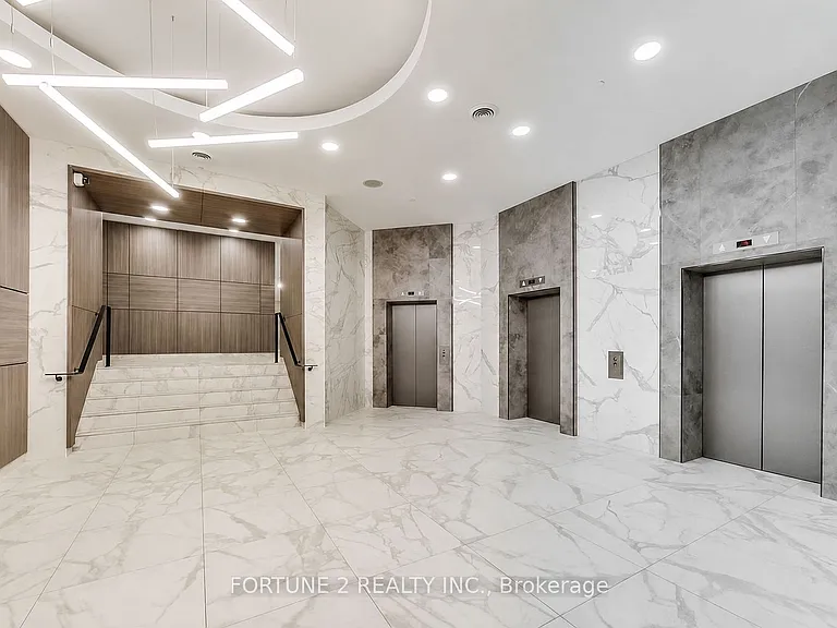 393 King St W #905 — Photo 2