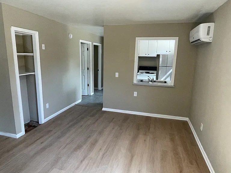 521 Swann St — Photo 5