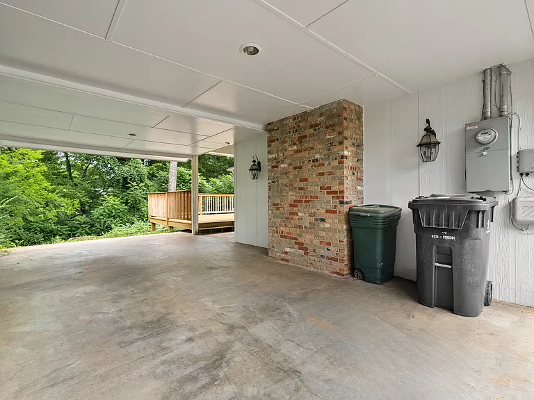 8045 Sabre Dr — Photo 32