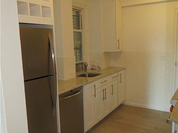 4th image of 324 E 41st St APT 103C