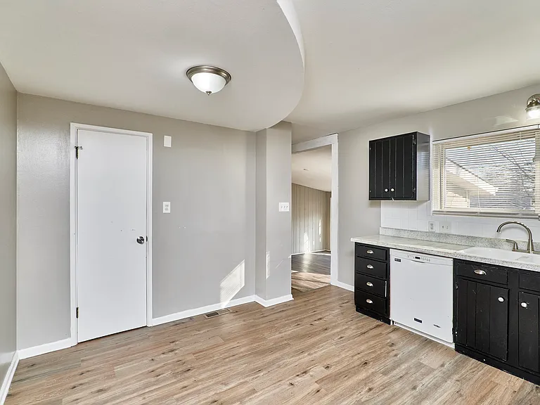 495 Versailles Dr — Photo 5