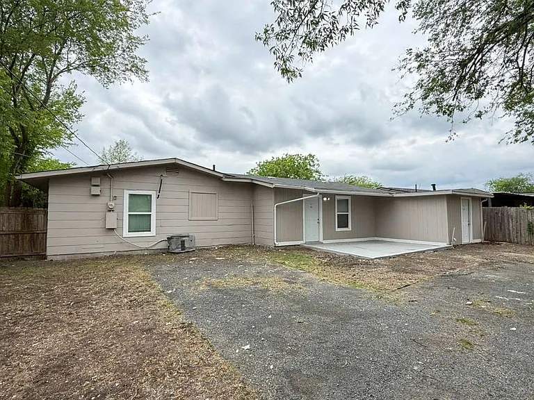 143 Huxley Dr — Photo 15