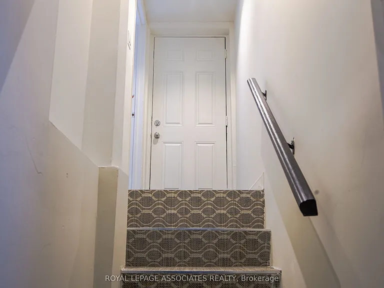 330 Athol St E — Photo 14