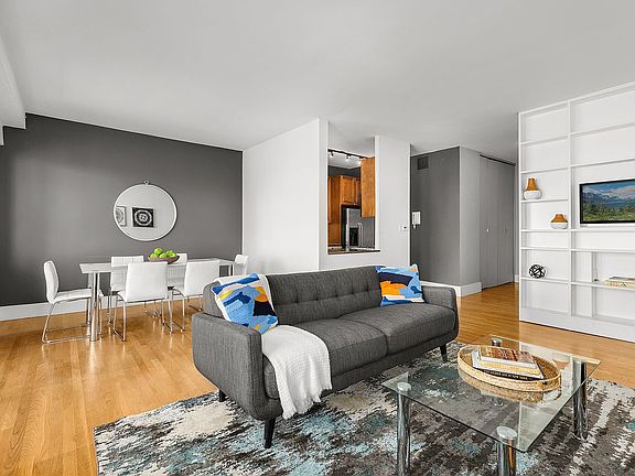 5th image of 58 W 58th St APT 22A